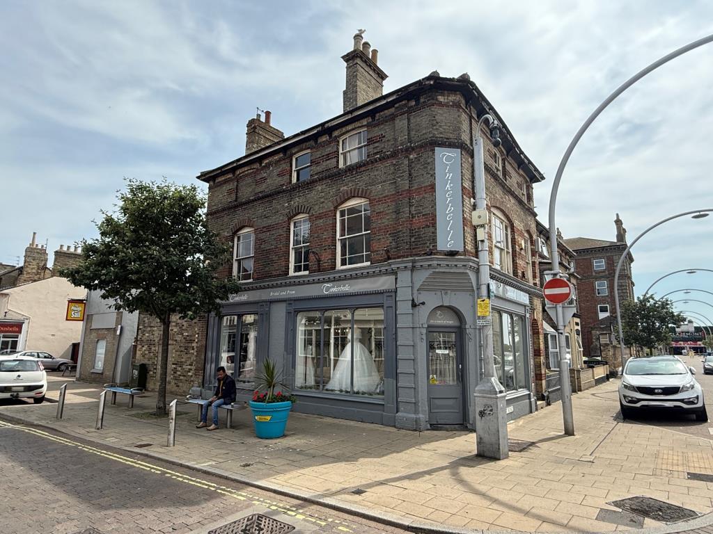 Lot: 96 - COMMERCIAL INVESTMENT WITH VACANT SPLIT LEVEL FLAT ABOVE - View of the established building on London Road South